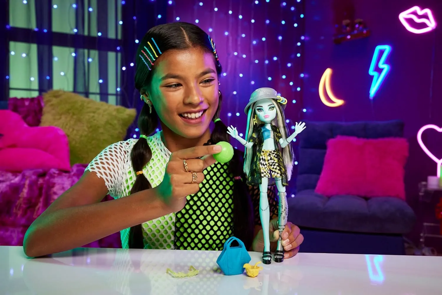 Monster High Scare-adise Island Frankie Stein Doll with Swimsuit, Coverup & Beach Accessories Like Hat, Volleyball & Tote