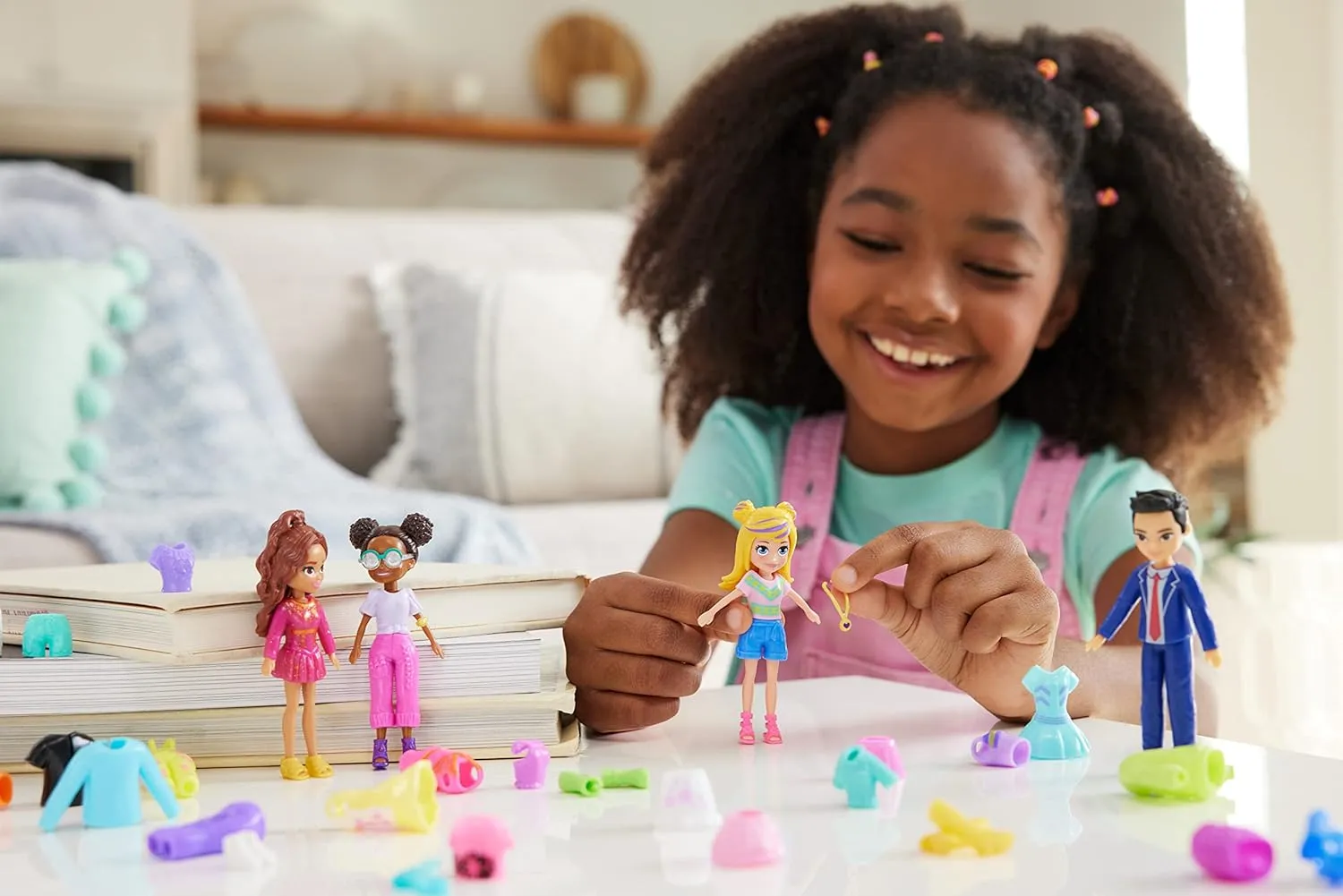Polly Pocket Sparkle Cove Adventure Dolls, Clothes and Accessories Set, Fashion Pack with 4 Dolls (3-inch) and 45  Total Pieces, HKW10
